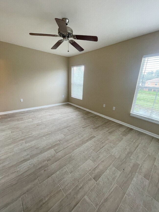 Building Photo - SPACIOUS 3 BED/ 2.5 BATH 2 STORY END UNIT ...