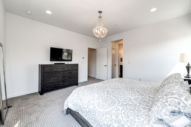 Building Photo - 8881 Southurst St