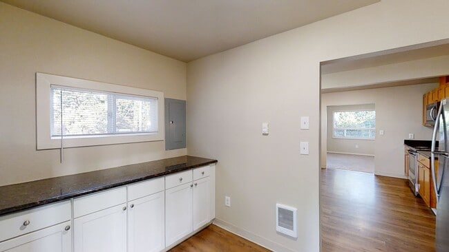 Building Photo - Country House w/ 2 Bedroom + Den - Washer, Dryer, Storage Shed & Plentiful Parking!