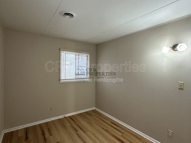 Building Photo - 1020 E Fischer St