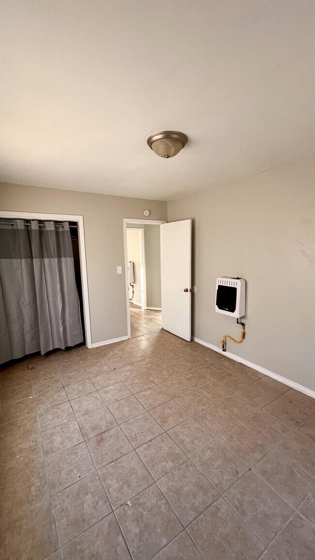 Building Photo - 2333 SW 38th St