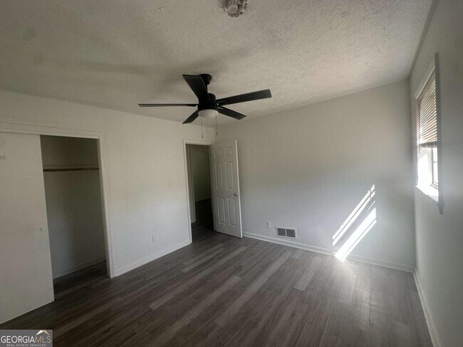 Building Photo - 1009 Pinecrest Dr