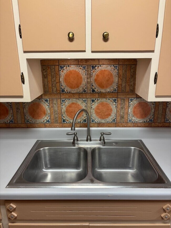 Building Photo - NEWLY REMODELED 1 BED 1 BATH