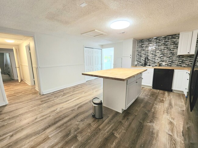 Building Photo - Beautifully renovated 2/2 duplex in the he...