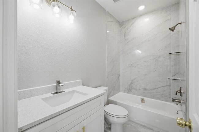 Building Photo - 1915 Ross Ave