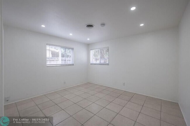Building Photo - 930 Orange Isle