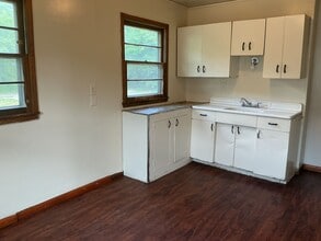 Building Photo - 2 bedroom single family home