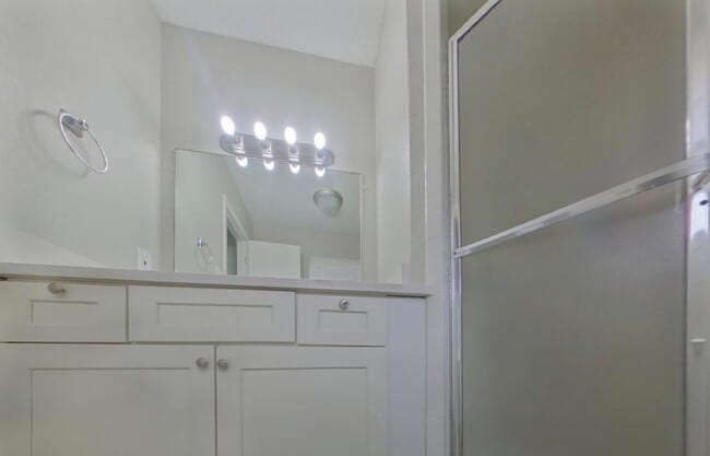 Building Photo - MOVE IN READY