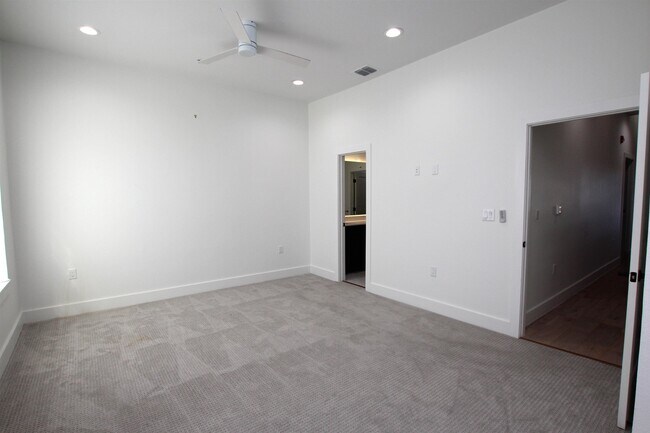 Building Photo - 203 Paschal St