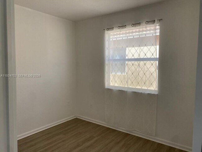 Building Photo - 3760 NE 9th Ct