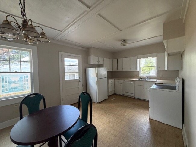 Building Photo - 2 bedroom, 1 bath House available NOW