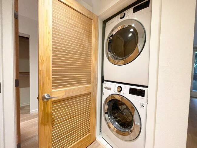 Building Photo - Dogpatch: Exceptional 1 Bed 1.5 Bath Condo @ Esprit Park with Garage Parking and Storage