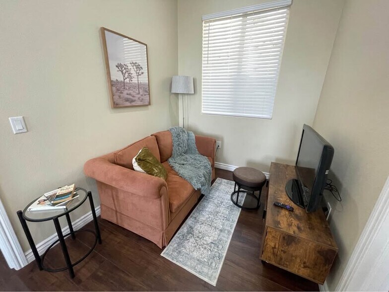 Building Photo - 862 Via Vis Dr N