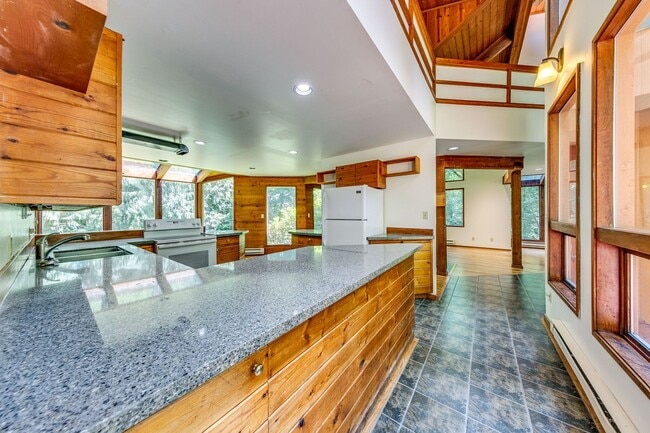 Building Photo - Private 3 Bedroom Home in the Woods