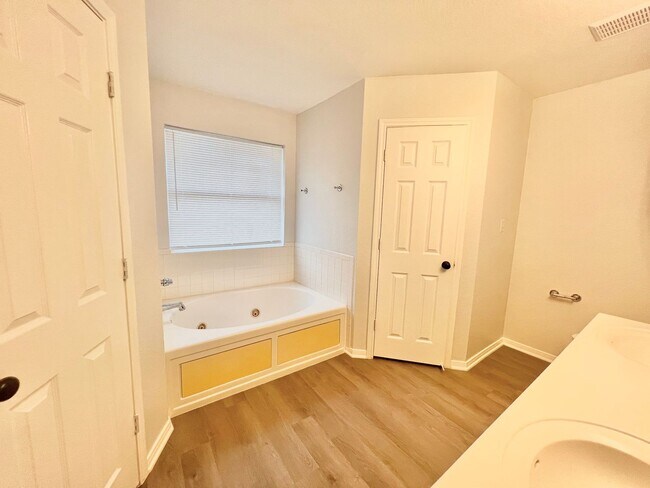 Building Photo - Updated 4 Bed Home in Killeen!