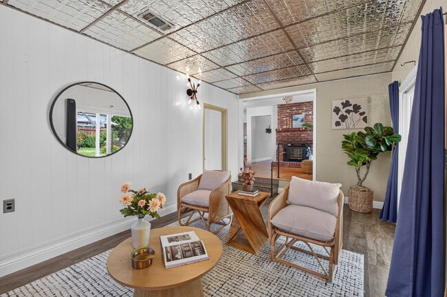 Building Photo - Spacious 4-Bed Oasis with 2 Full Baths