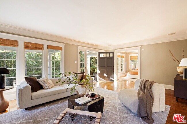 Building Photo - 1438 N Orange Grove Ave