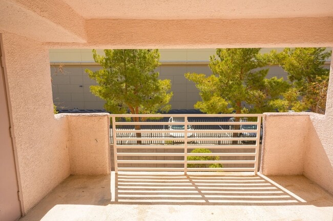 Building Photo - Beautifully Updated 2-Bedroom Condo in a Gated Community
