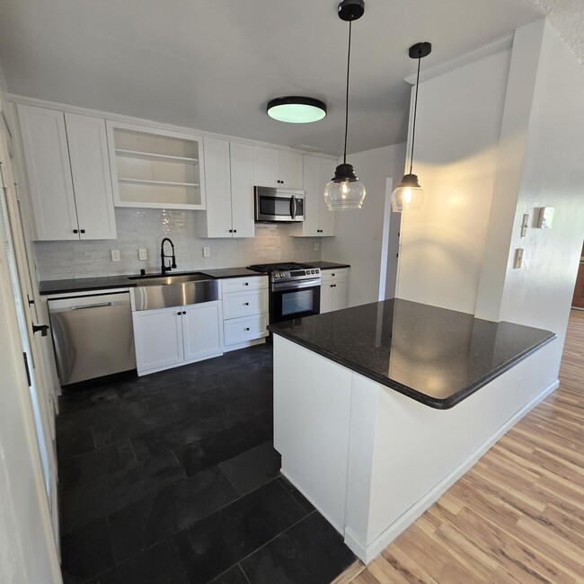 Building Photo - 3401 Sierra Dr NE