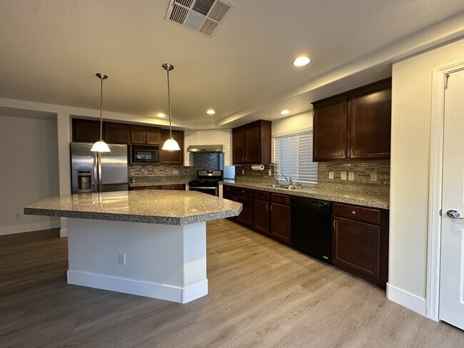 Building Photo - 6752 Philharmonic Ave