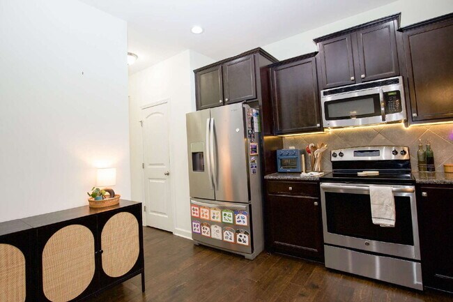 Building Photo - "Charming 3-Bed Home with Granite Elegance on Nessee Street, Fayetteville!"