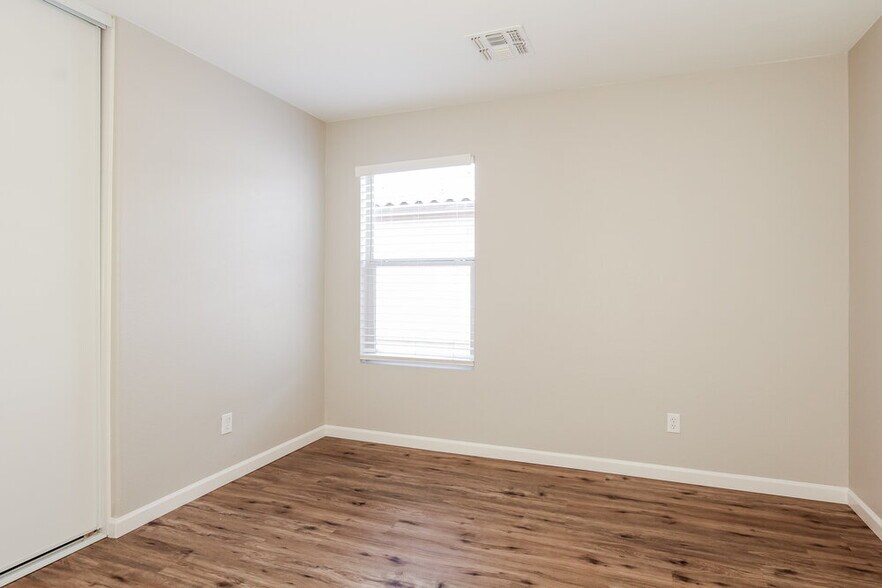 Building Photo - 2613 S 71st Dr