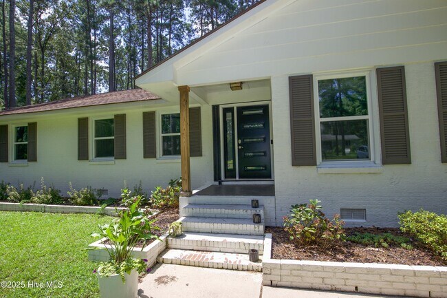 Building Photo - 906 N Glenwood Trail