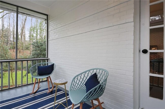 Building Photo - 961 E Rock Springs Rd NE