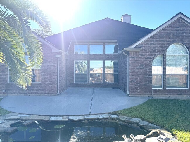 Building Photo - 2910 Sandleigh Dr