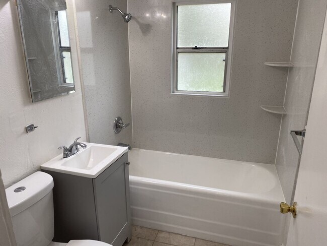 Building Photo - Charming 2 Bedroom, 1 Bathroom Unit in Vallejo!