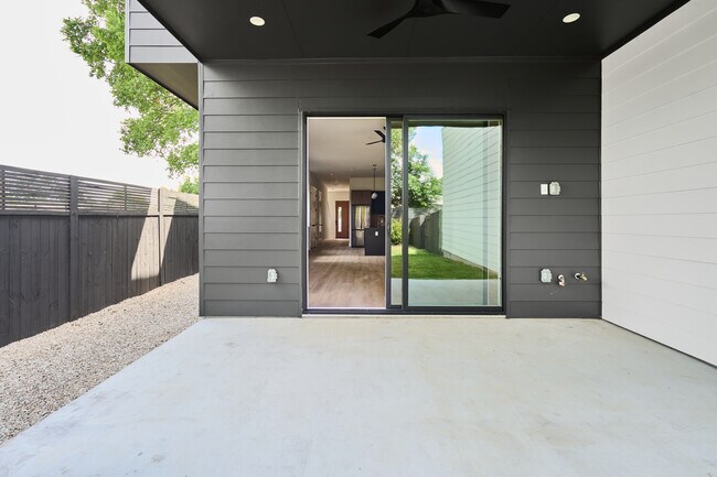 Building Photo - 412 Hackberry Ln