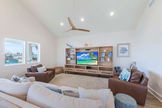 Building Photo - 119 6th St