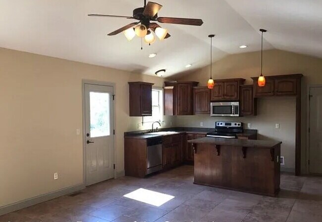 Building Photo - Fresh New Look - 4BR 21/2 Bath