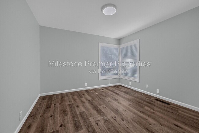 Building Photo - 204 N Holly Ave