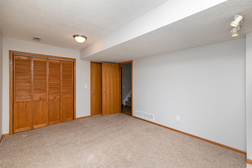 lower level living - 1101 SE Chaparal Dr