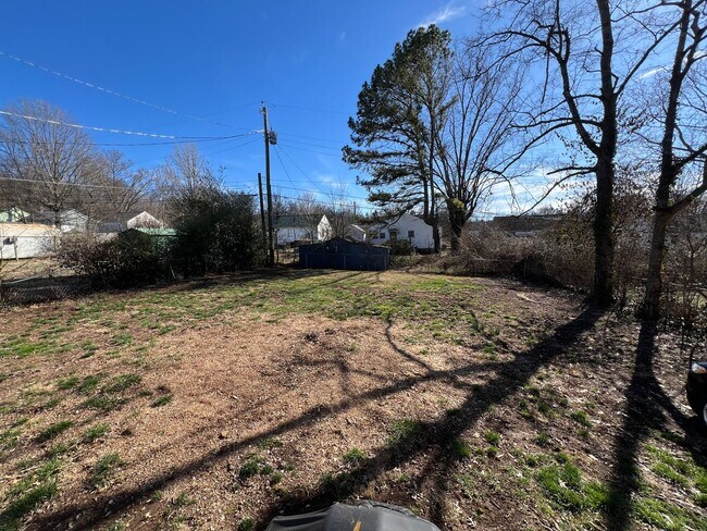 Building Photo - Knoxville 37920 - 2 bedroom, 1 bath home - Contact Adam Joachim (352) 220-7700