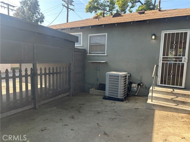 Building Photo - 1808 Oakwood Ave