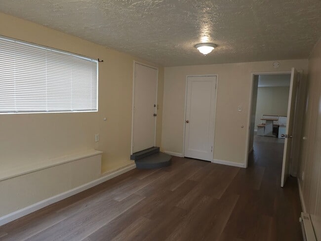 Building Photo - Large 5 bedroom 2 bath Split Level House w...