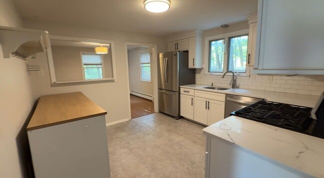 Building Photo - Available Now | 3 Bed, 1.5 Bath Single-Fam...