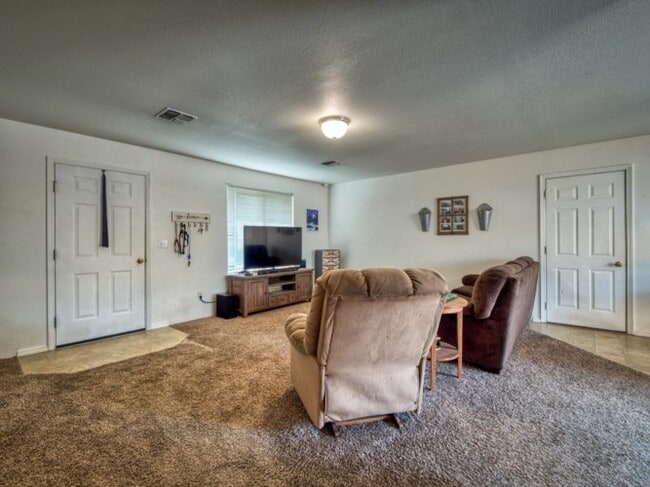 Building Photo - 1365 SW Sun Glo Dr