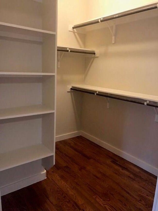 Building Photo - 3 X 2 Townhome Near UT Avail August 2025!