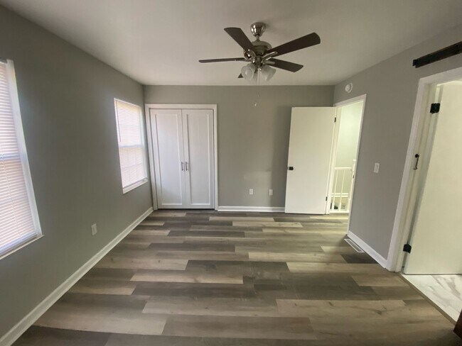 Building Photo - West Columbia Townhome Convenient To Airport, Lexington, and Downtown Columbia