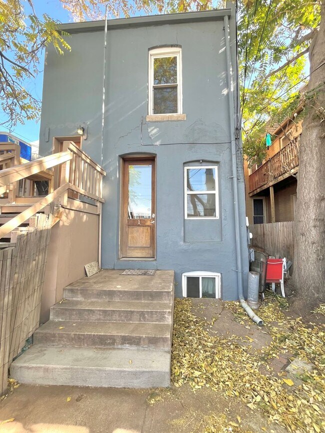 Building Photo - ***$500 Move in Special*** Charming 2 bed 1 bath W/D in unit, free parking, renovated kitchen, fe...