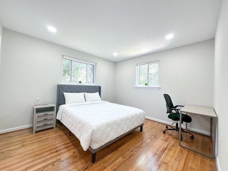 Deluxe Bedroom with 2 windows - 7515 Havelock St