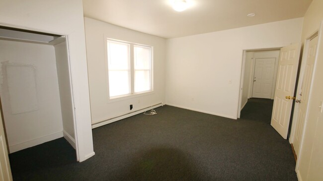 Building Photo - Updated large 2BR 1BA home with driveway p...