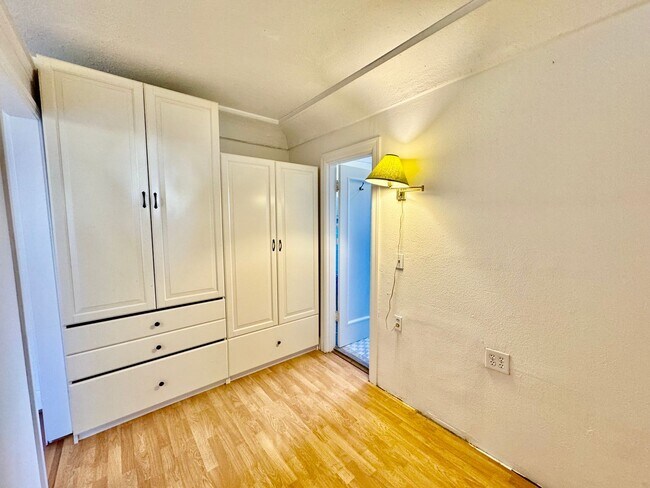 Building Photo - Charming Studio in the heart of Capitol Hill!!!!!