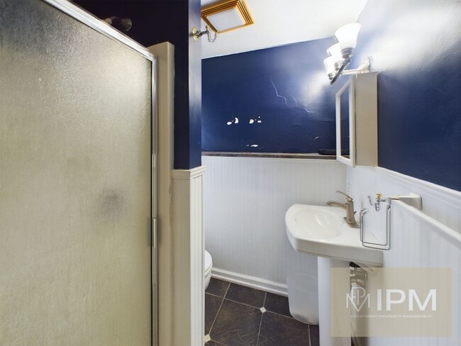 Building Photo - Spacious 5 Bedroom, 2.5 Bath Near The Avenues!