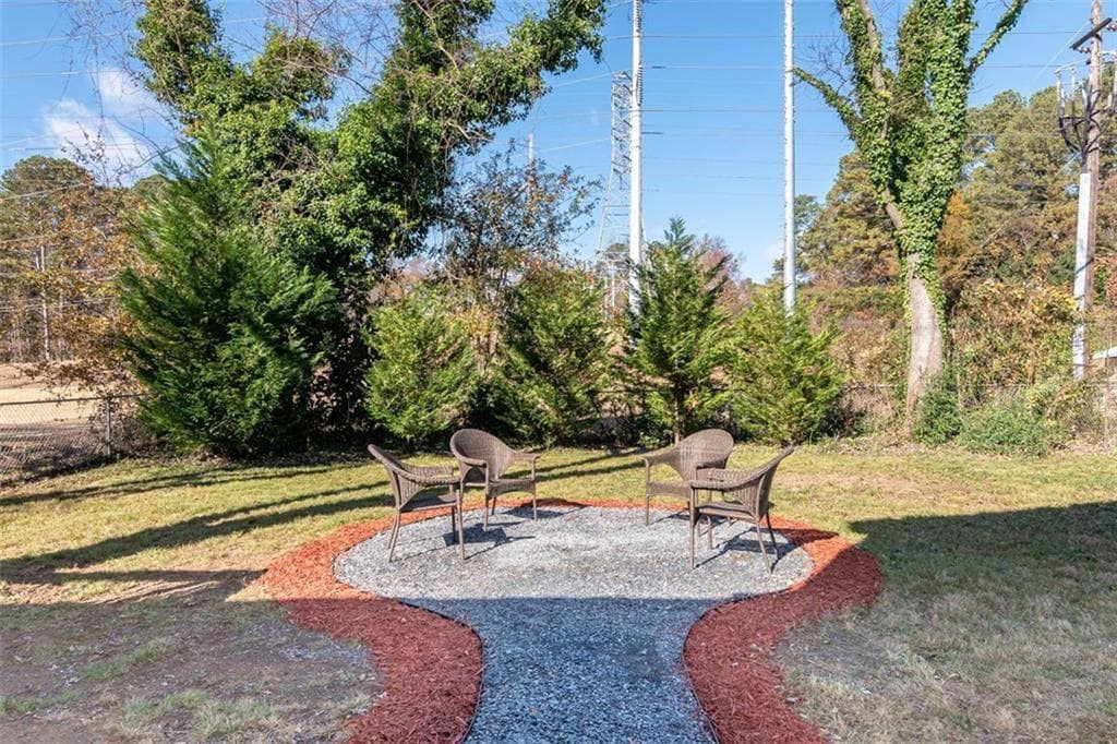 Building Photo - Room in House on Trafalgar Way