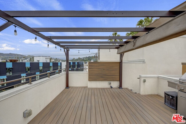 Building Photo - 1045 Manzanita St