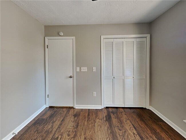 Building Photo - 619 Green Valley Dr